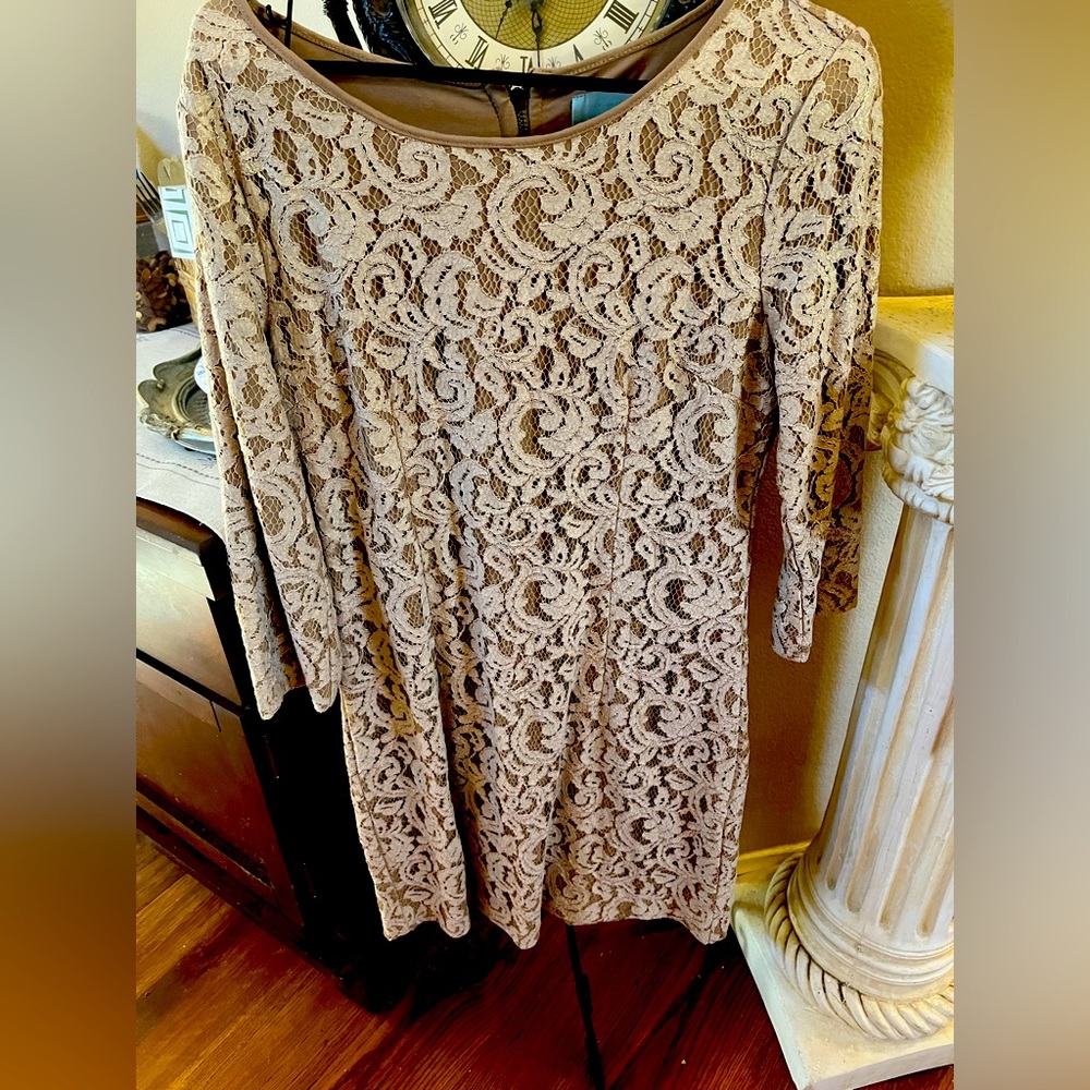 Lace short dress in excellent condition 3/4 sleeve non stretch